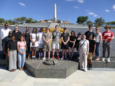 Schülerinnen und Schüler stehen vor dem Denkmal Heroes' Acre in Windhoek, Namibia