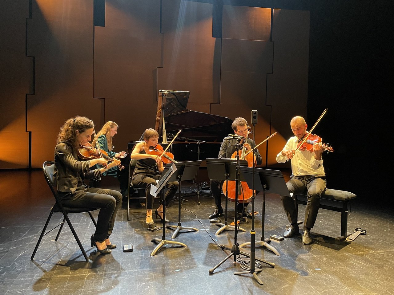 Gemeinsamer Auftritt des aus Dortmund stammenden Duo Anouchka und Katharina Hack mit dem bekannten französischen Streichquartett „Quatuor Voce“