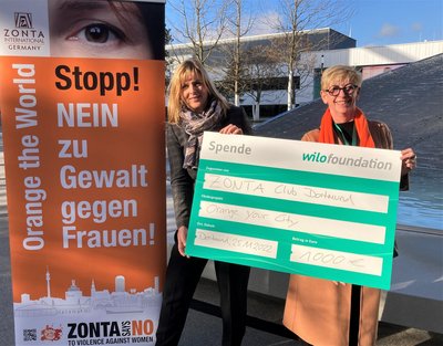 Evi Hoch (Vorstandsmitglied Wilo-Foundation) übergibt die Spende