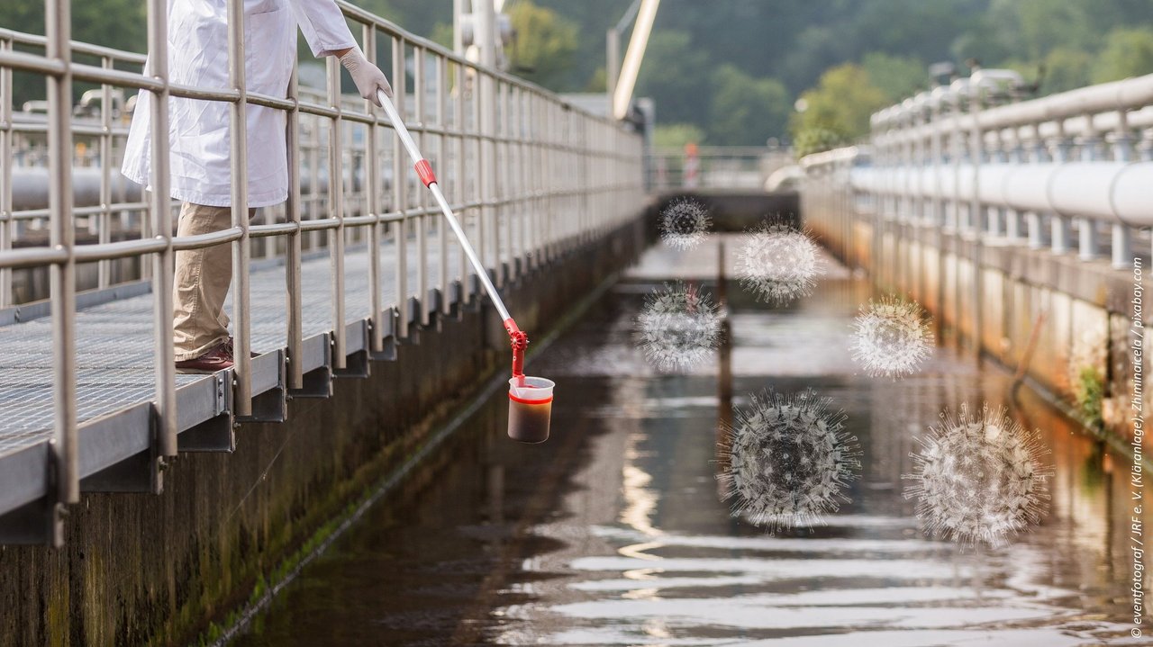 Aus einer Kläranlage werden Wasserproben entnommen