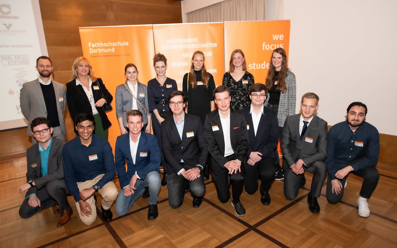 Gruppenbild der Deutschland­stipendiaten mit Vertretern der Wilo-Foundation
