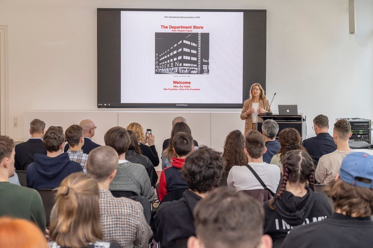 Evi Hoch (Wilo-Foundation) begrüßt die internationalen Studierenden der Frühjahrsakademie