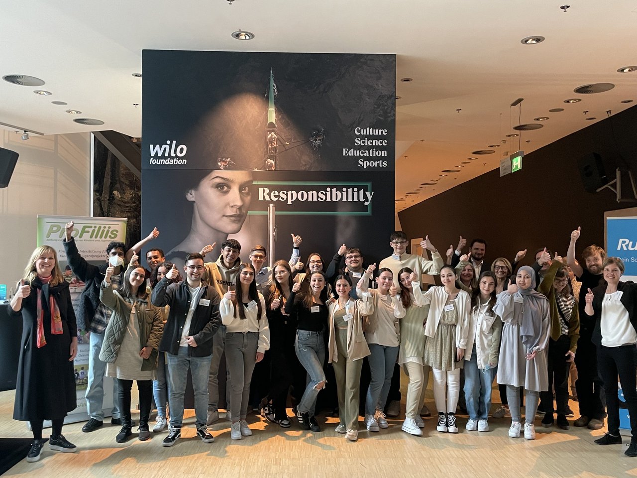 Gruppenbild der Schülerinnen und Schüler in der Lounge der Wilo-Foundation im Konzerthaus Dortmund