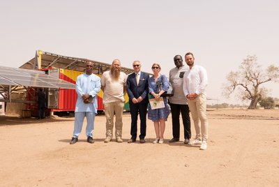 Matthew Magwede (Wilo Group), Torsten Schreiber (Africa GreenTec), Sönke Siemon (Deutscher Botschafter im Senegal), Frau Siemon, Saidou Gaye (Wilo Group), David Höltgen (Wilo-Foundation) auf der ImpactSite