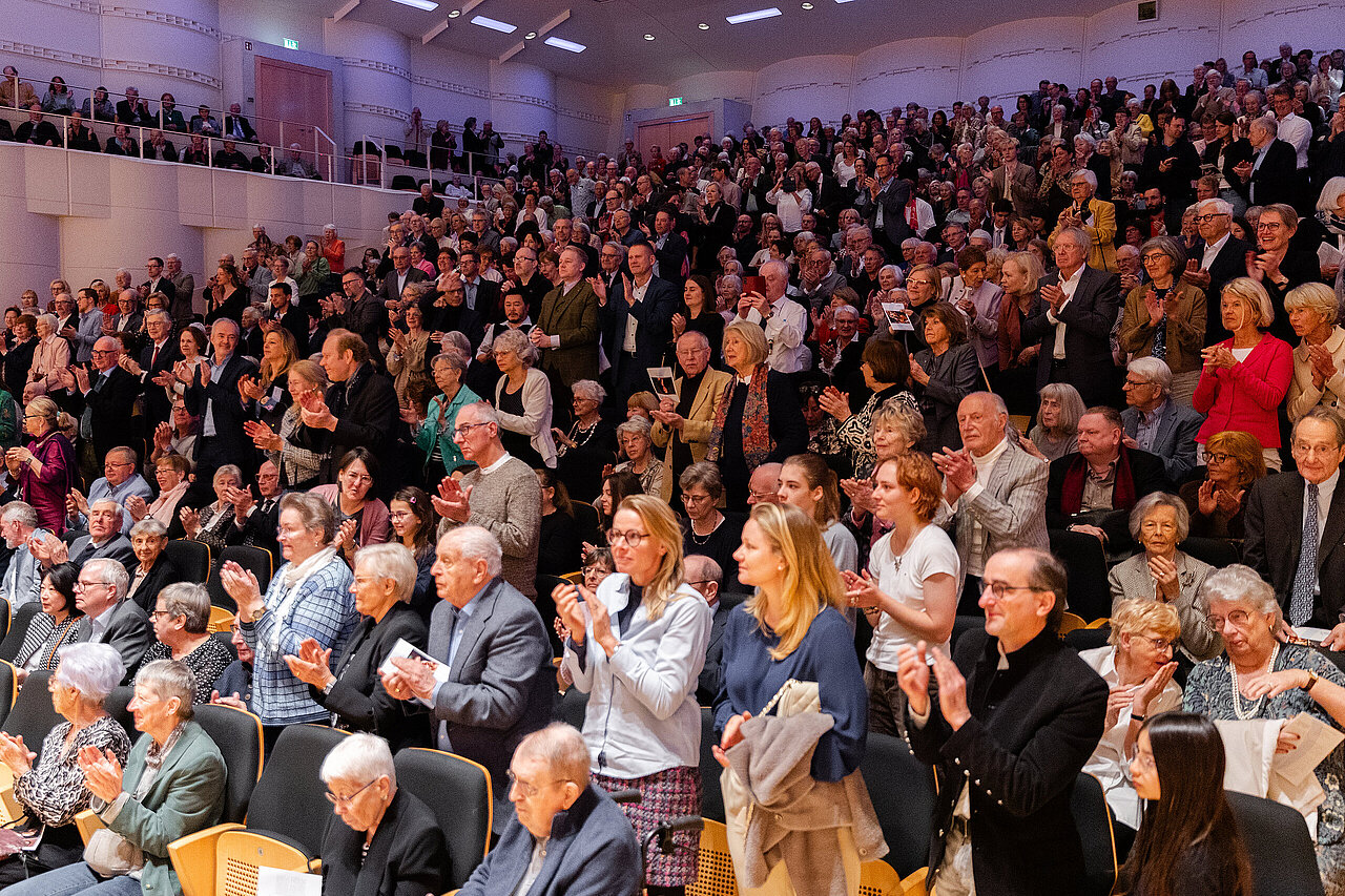 Das Publikum im vollbesetzten Konzerthaus Dortmund applaudiert stehend