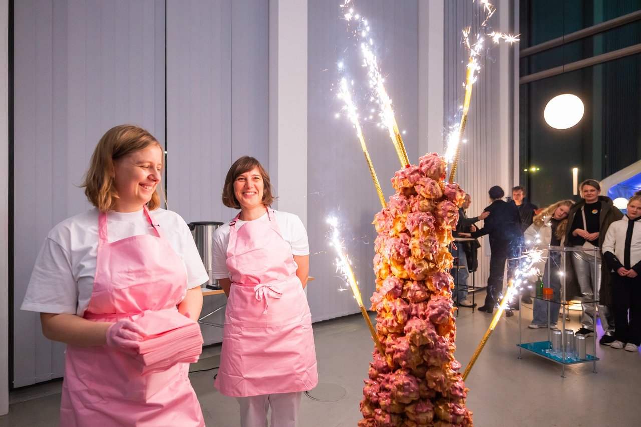 Performance von Artist Mukbang (Liza Dieckwisch, Julia Gruner) „Windbeutel“