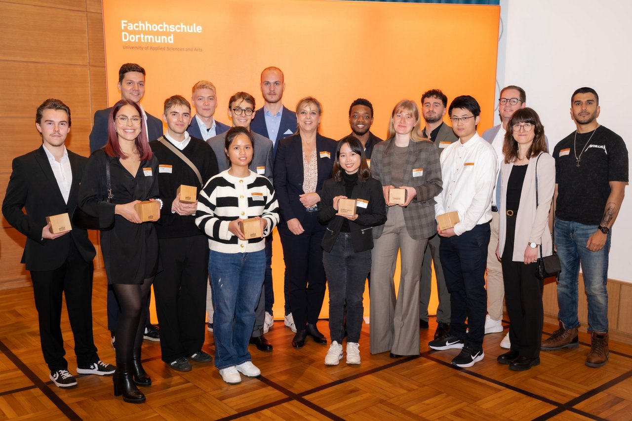 Gruppenbild der Deutschland­stipendiaten mit Vertretern der Wilo-Foundation