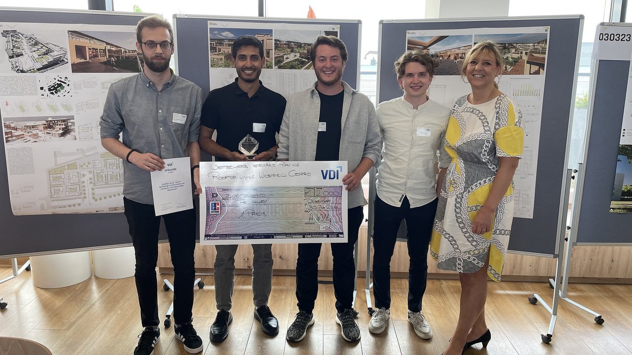 Gewinner des VDI-Wettbewerbs 2023 mit Evi Hoch (Vorstandsmitglied Wilo-Foundation"