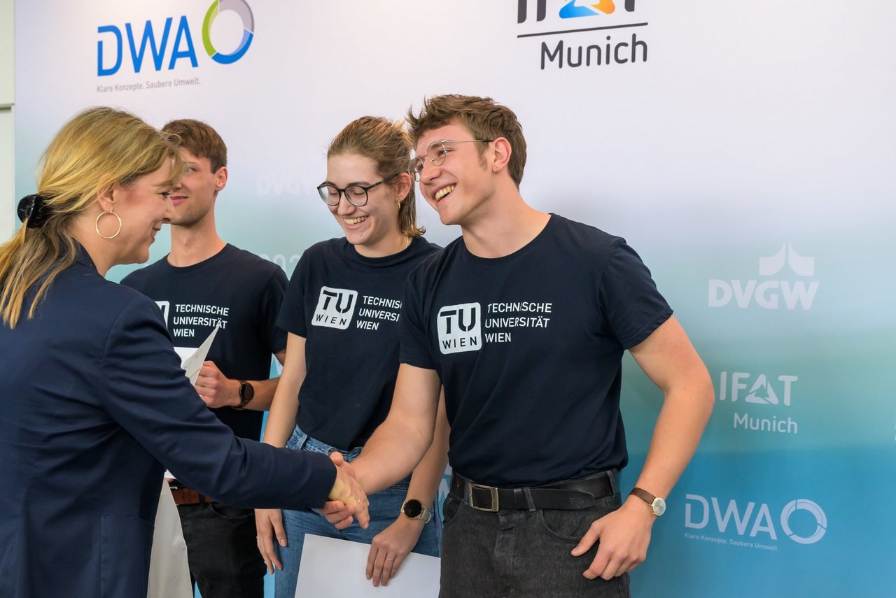 Evi Hoch (Vorstandsmitglied Wilo-Foundation) beglückwünscht das Siegerteam der TU Wien
