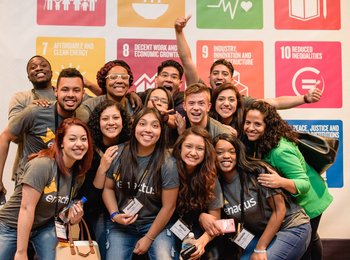 Gruppenfoto mit Enactus Studierenden