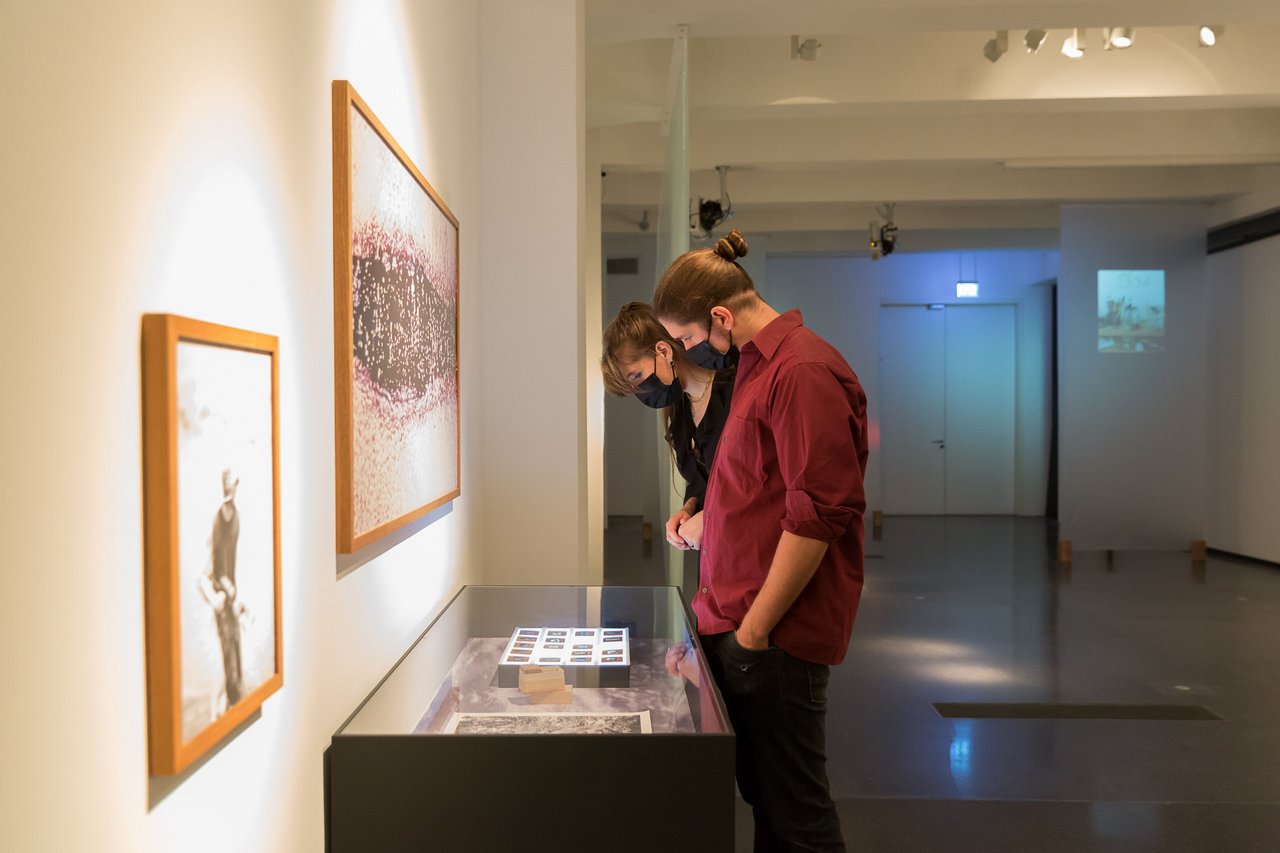 Besucher betrachten die Kunstwerke