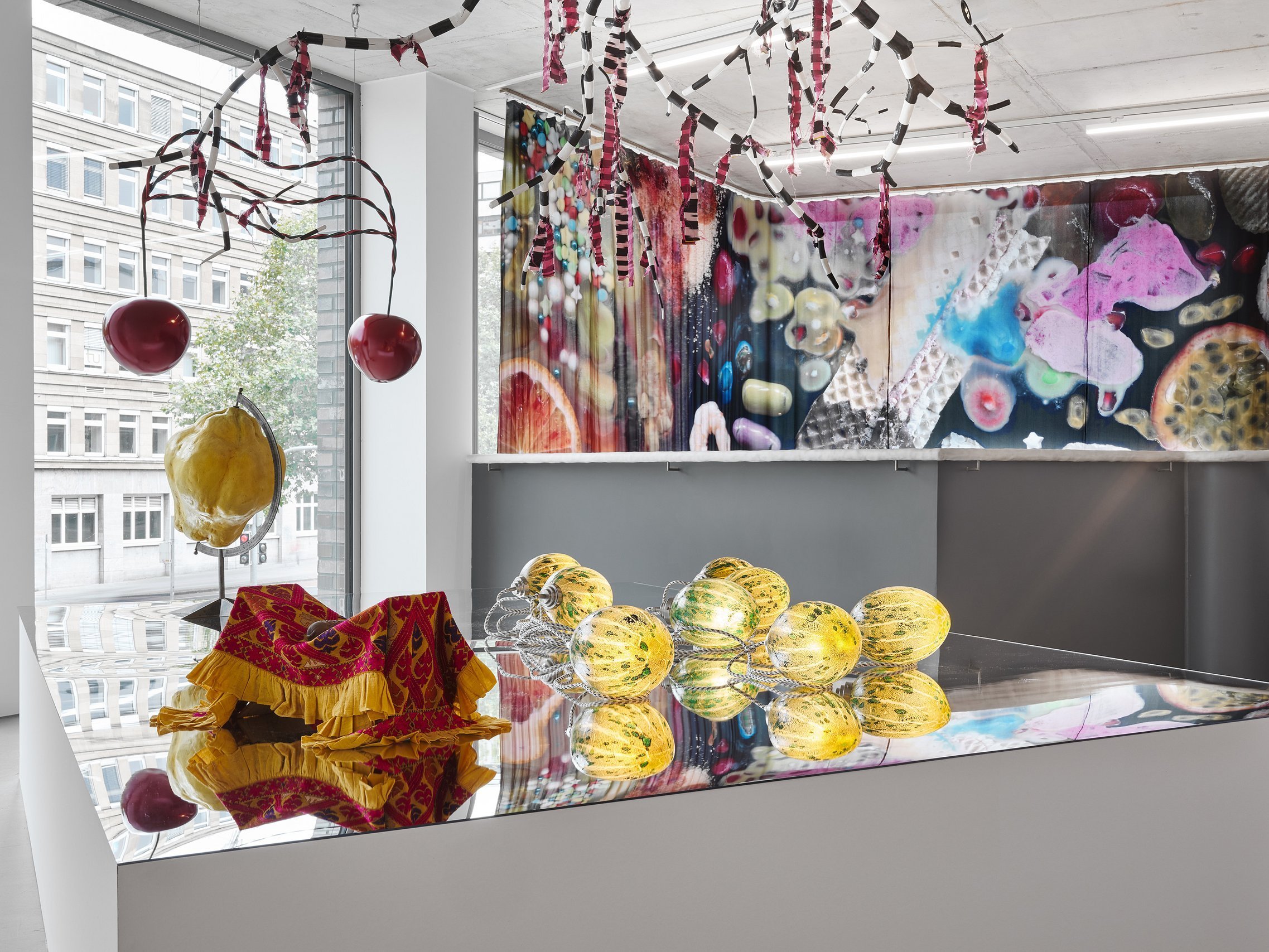 Gegenstände der Ausstellung "Schlaraffenland" im Dortmunder Kunstverein