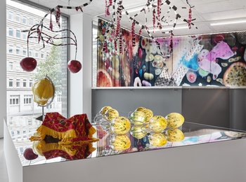 Gegenstände der Ausstellung "Schlaraffenland" im Dortmunder Kunstverein