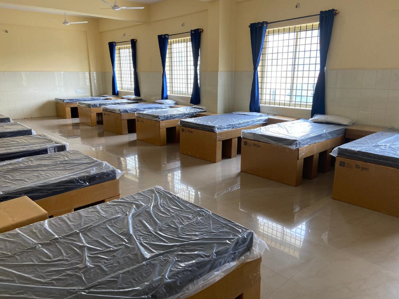 Betten im neu errichteten Covid Care Center in Pune