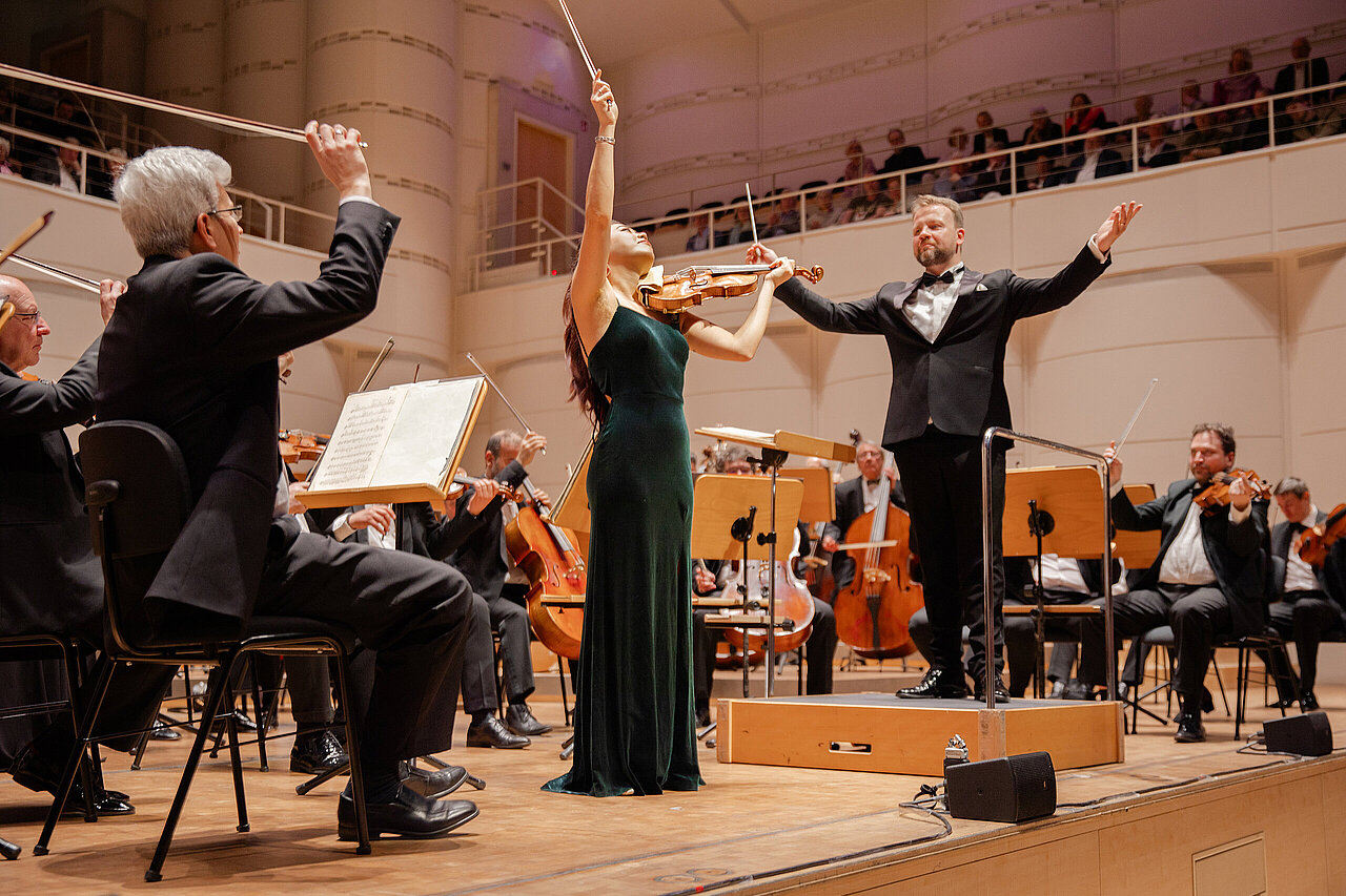 Claire Wells spielt gemeinsam mit dem Tschechischen Symphonieorchester Prag