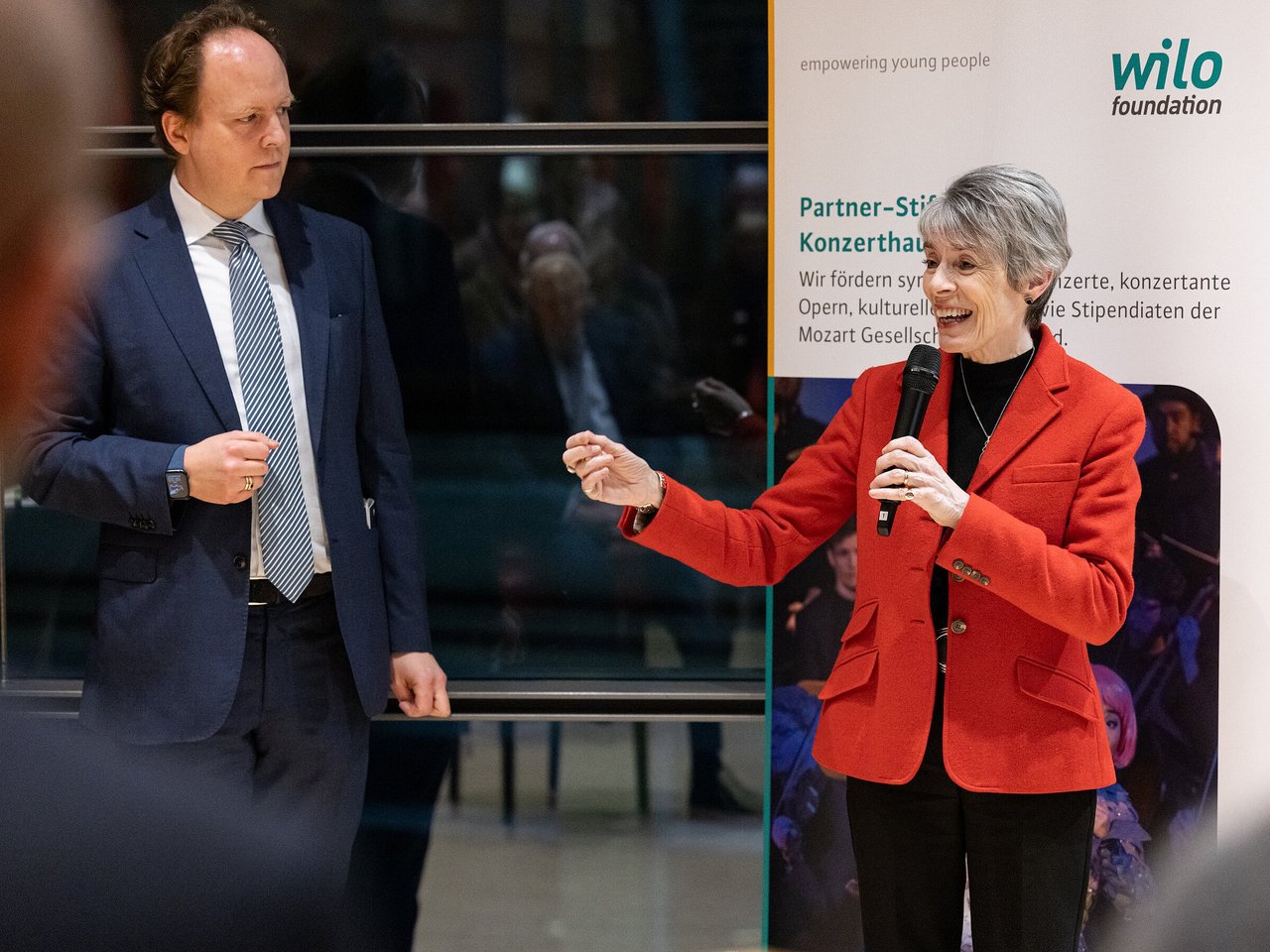 Dr. Raphael von Hoensbroech (Intendant des KHD) gemeinsam mit Dame Kathryn McDowell (LSO Managing Director) in der Wilo-Foundation Lounge