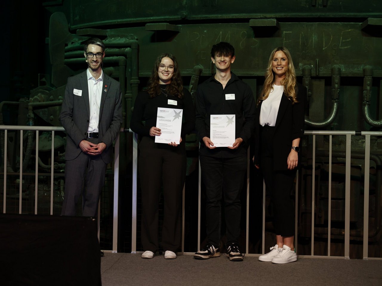 Thomas Boecker und Jennifer Harnau überreichen Urkunden und Preise an die Schülerinnen und Schüler