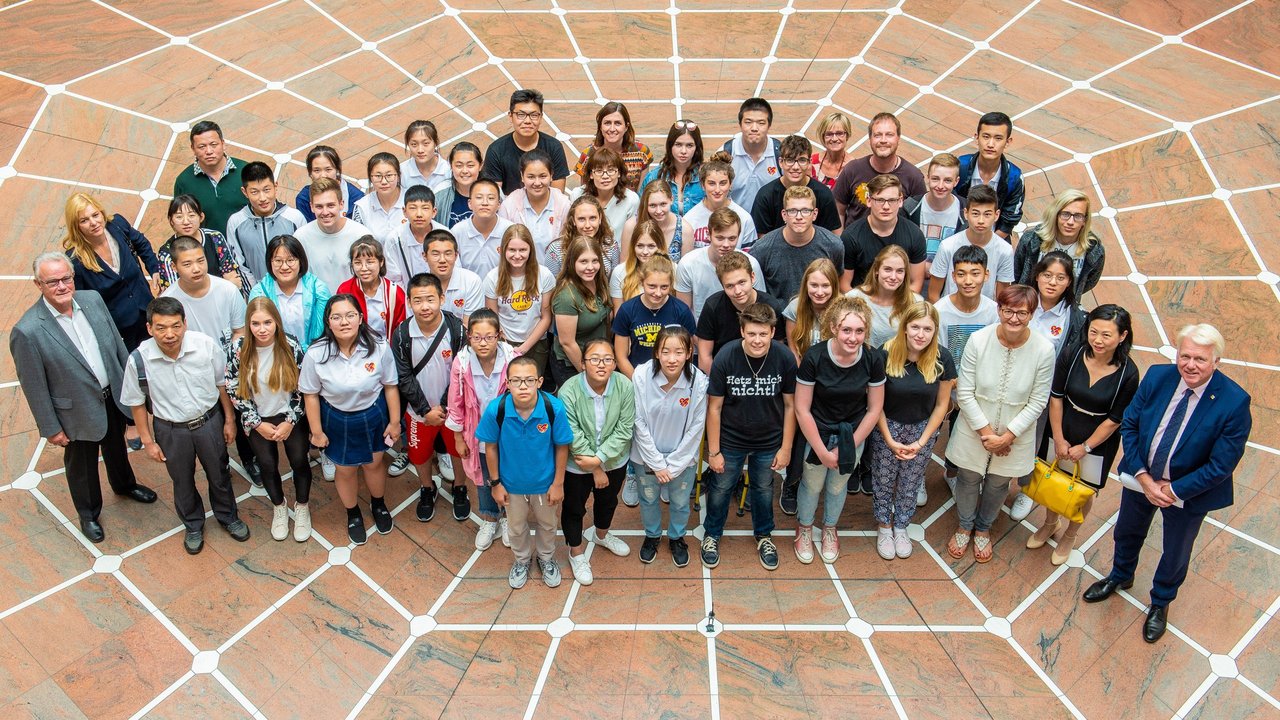 Die Schülergruppe der Mittelschule in Xi'an wird im Rathaus der Stadt Dortmund begrüßt