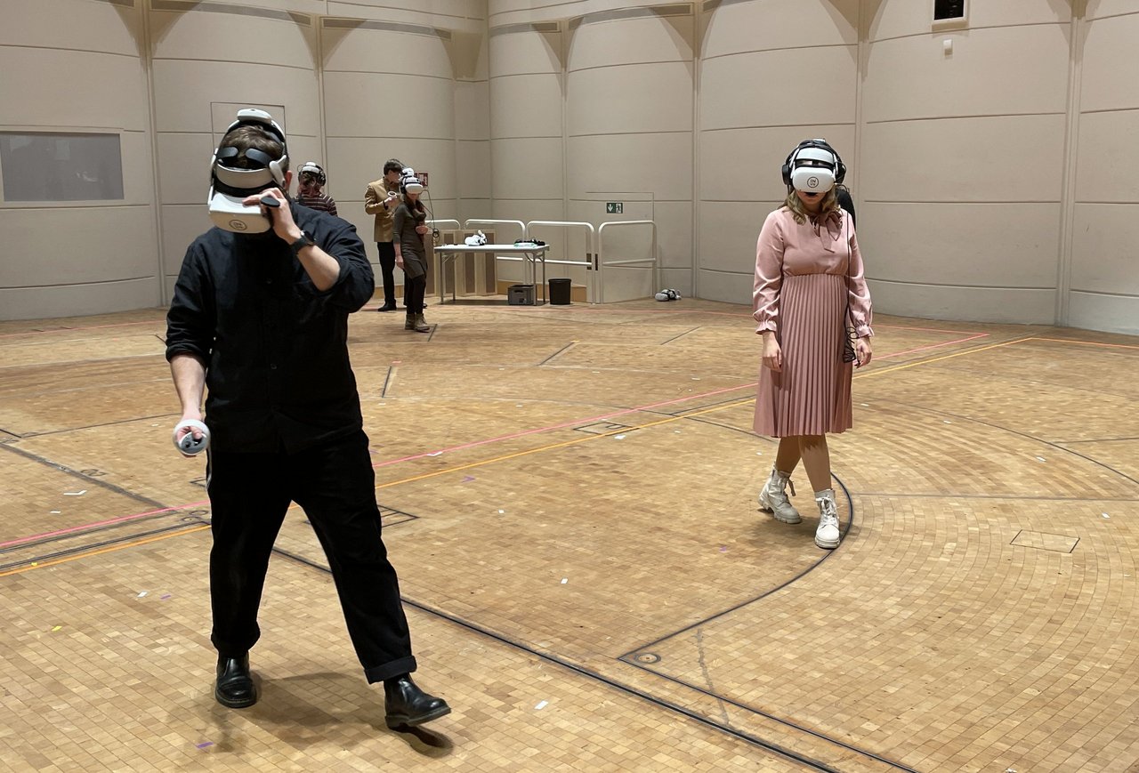 Deutschlandstipendiaten erleben einen Workshop mit VR-Brillen