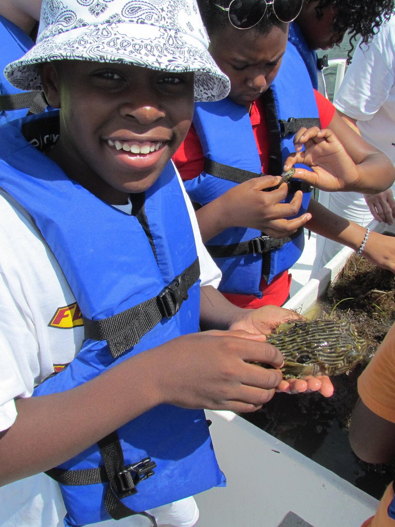 Summer Camp STEMtastic (USA) - Ein Schüler freut sich über seinen Fang aus dem Meer