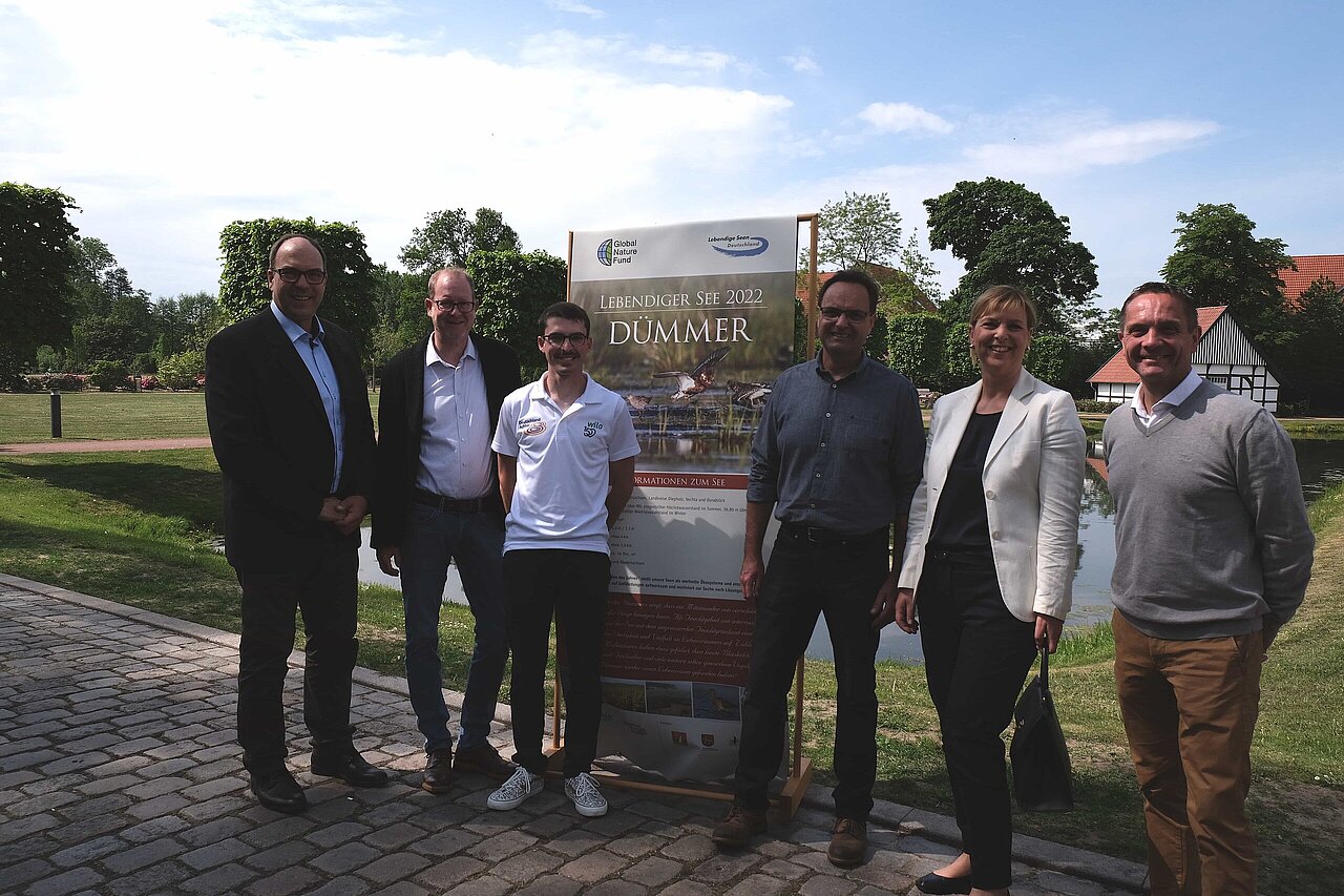 Dr. Thomas Schaefer (Leiter Living Lakes GNF), Lars Mentrup (Samtgemeindebürgermeister Lemförde), Jonas Wiesen (Steuermann Deutschland-Achter), Frank Apffelstaedt (Geschäftsführer Naturschutzring Dümmer e.V.), Evi Hoch (Vorstandsmitglied Wilo-Foundation), Carsten Oberhagemann (Geschäftsführer Deutschland-Achter GmbH)