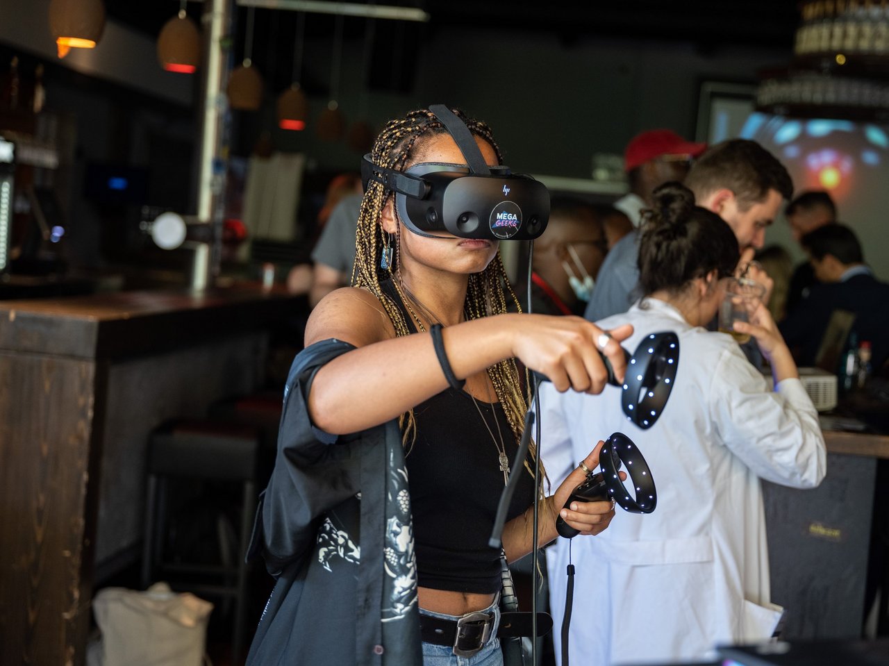 Junge Menschen mit VR Brillen