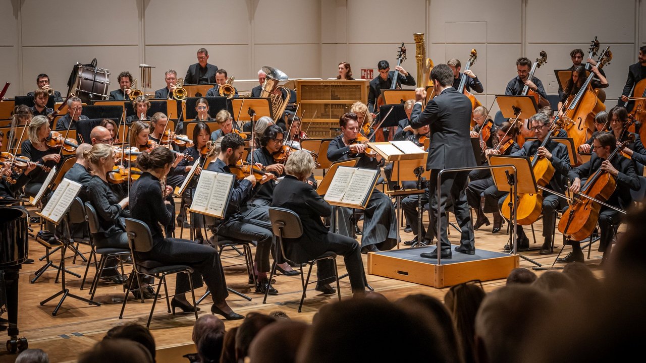 Lahav Shani dirigiert das Rotterdam Symphony Orchestra und die WDR Big Band bei einem Konzert im Konzerthaus Dortmund