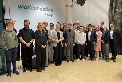 Gruppenfoto der Deutschland­stipendiaten und Vertretern des Mahler Chamber Orchestra in der Wilo-Foundation Lounge im Konzerthaus Dortmund