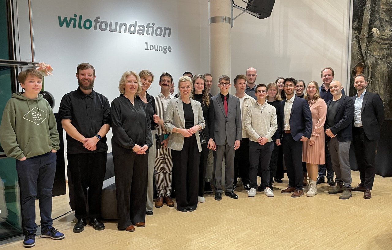 Gruppenfoto der Deutschland­stipendiaten und Vertretern des Mahler Chamber Orchestra in der Wilo-Foundation Lounge im Konzerthaus Dortmund