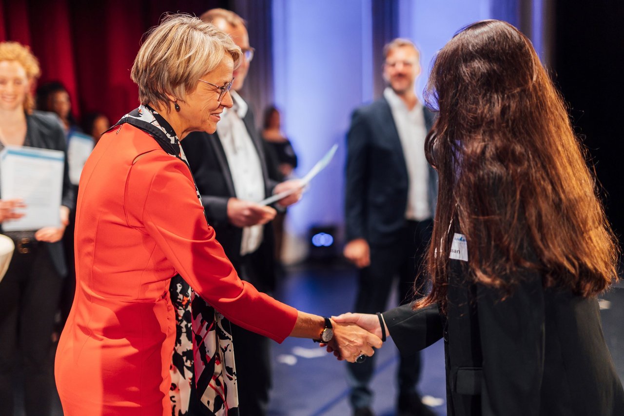 Dorothee Feller, Ministerin für Schule und Bildung des Landes NRW, überreicht Aufnahmeurkunden der RuhrTalente