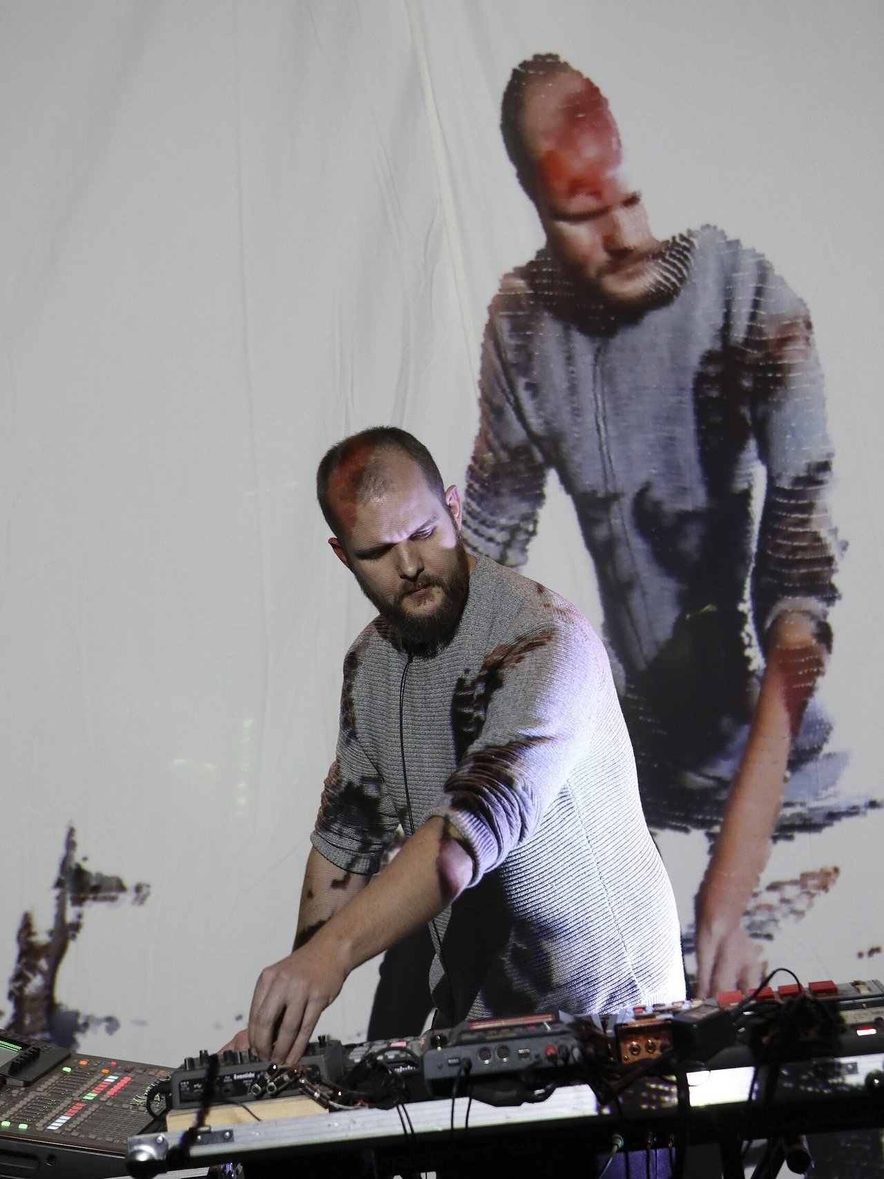 Künstler Max Schweder realisiert reaktive audiovisuelle Kunstprojekte an einem Mischpult