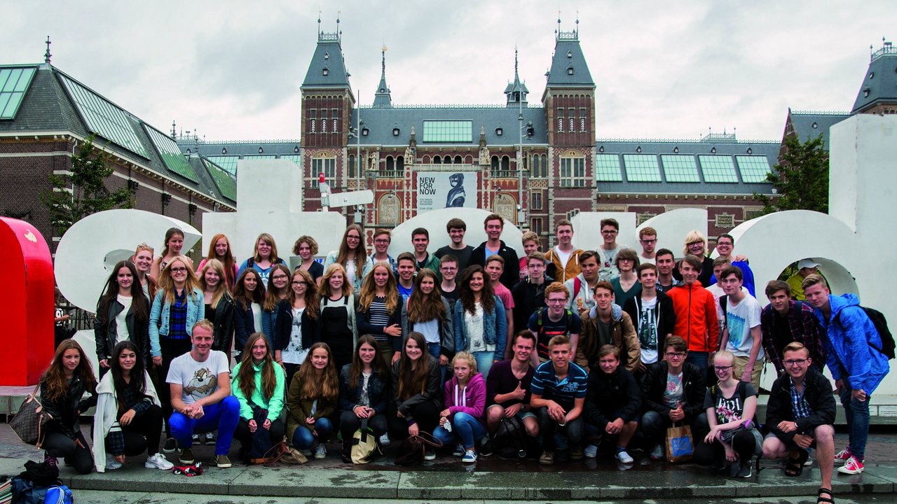 Der Jugendkonzertchor vor dem "amsterdam"-Schriftzug in den Niederlanden