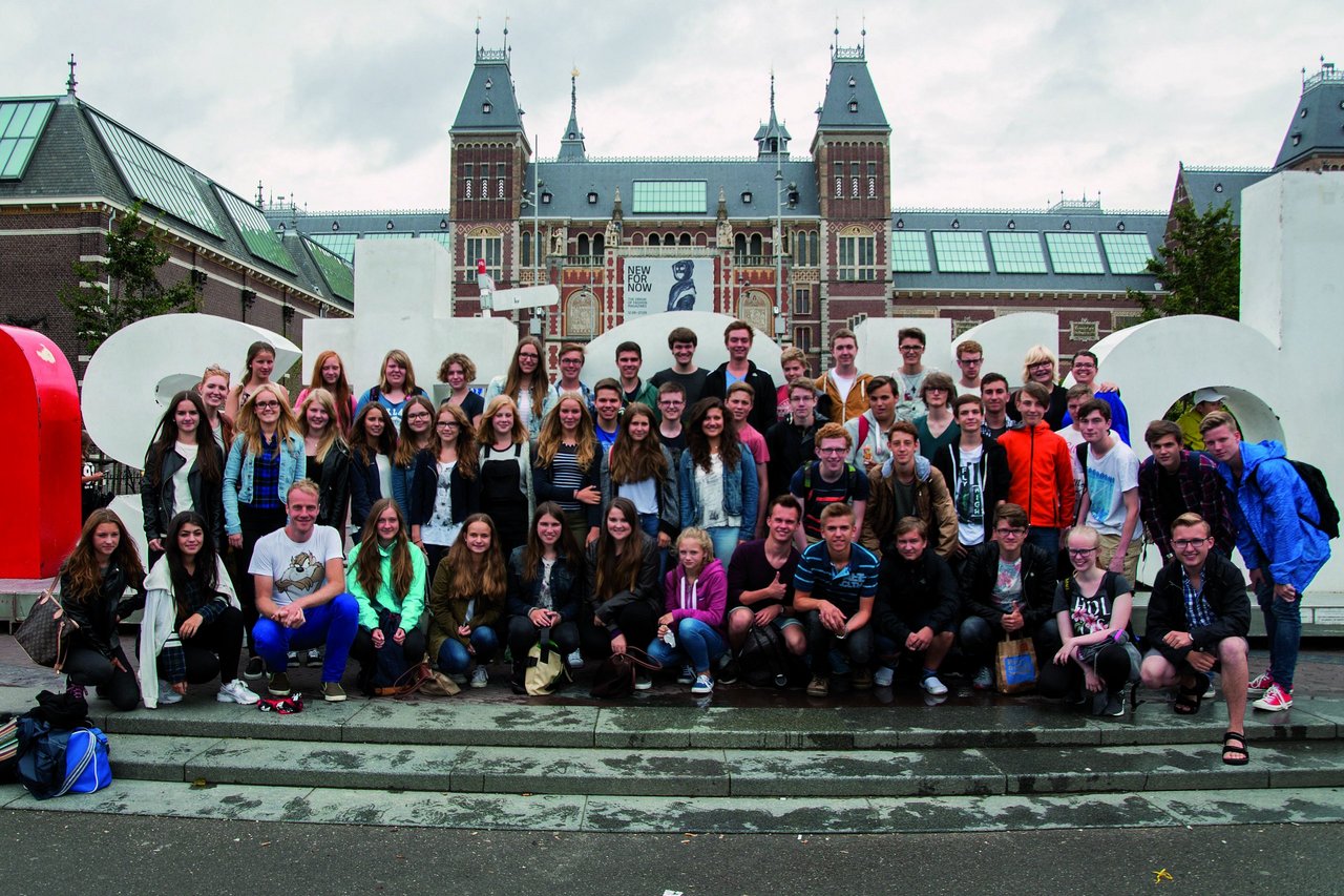 Der Jugendkonzertchor vor dem "amsterdam"-Schriftzug in den Niederlanden