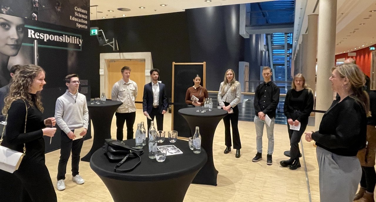 Begrüßung der Stipendiatinnen und Stipendiaten durch Evi Hoch in der Wilo-Foundation Lounge im Konzerthaus Dortmund