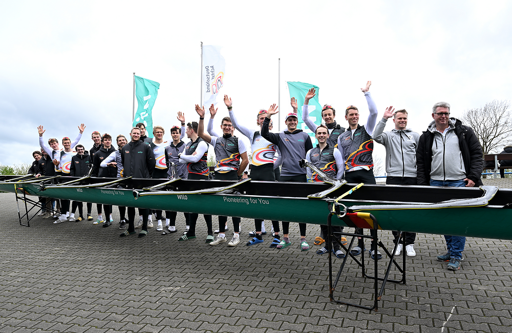 Das Team Deutschland-Achter vor einem Ruderboot