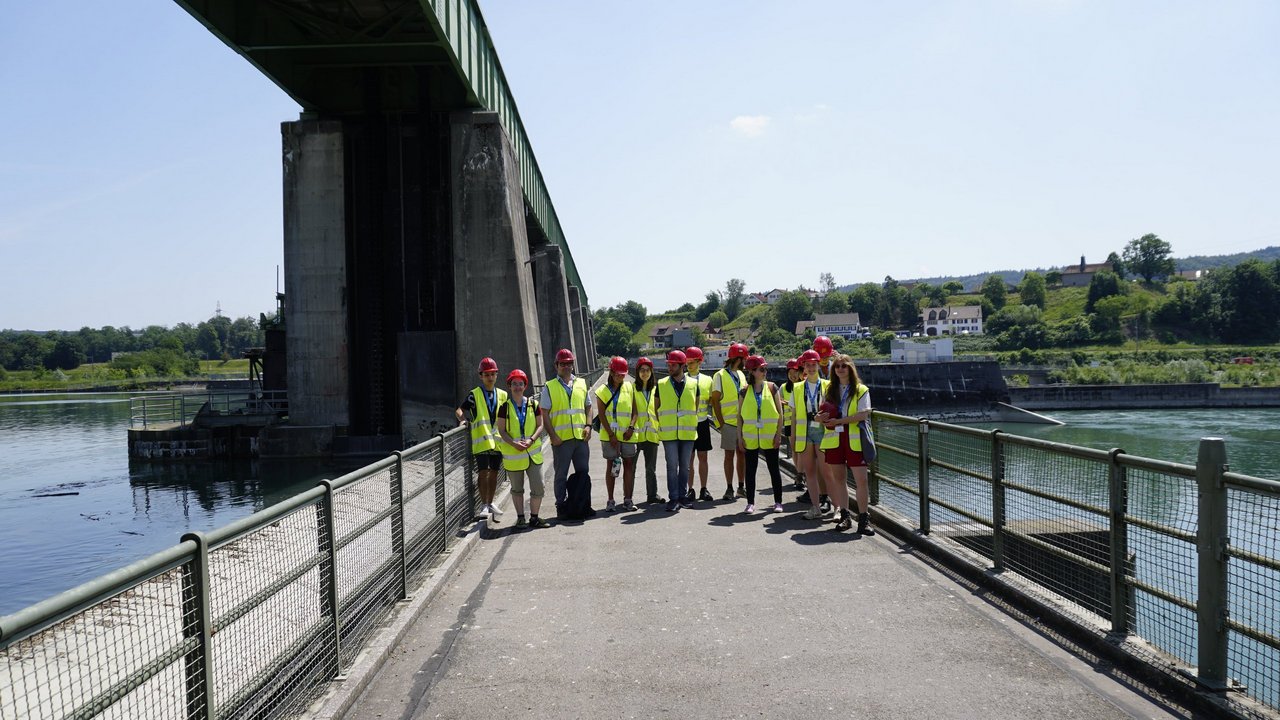 Exkursionsgruppe auf einer Brücke in Karlsruhe
