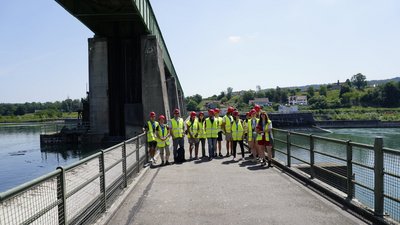 Exkursionsgruppe auf einer Brücke in Karlsruhe