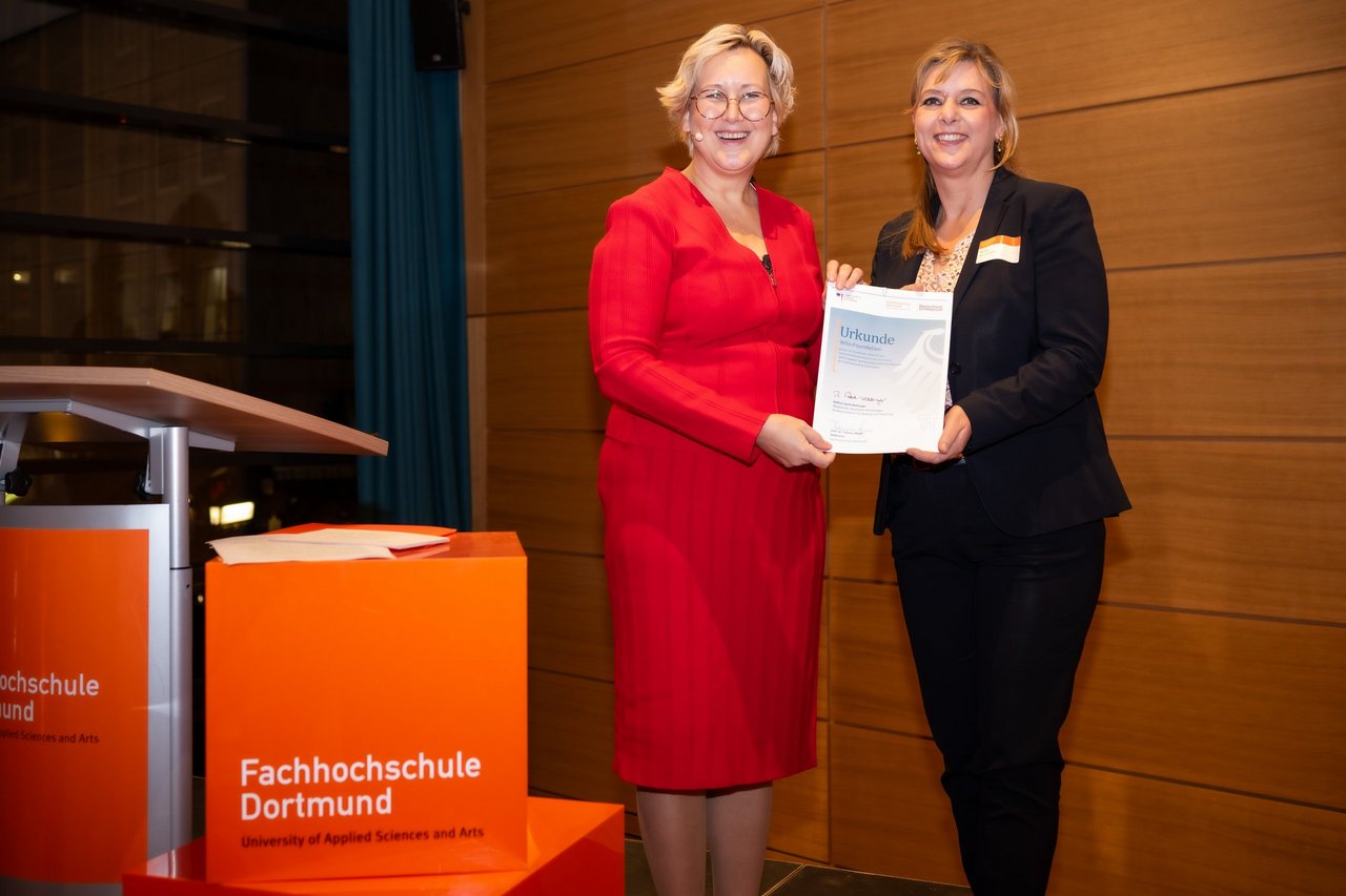 Evi Hoch erhält die Stifterurkunde der FH Dortmund