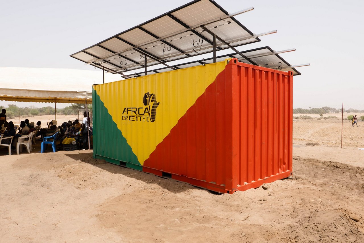 Ein "Cooltainer" mit einem Dach aus Solarpanelen auf der ImpactSite im Senegal