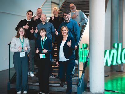 Stipendiatinnen und Stipendiaten im Foyer des Wilo Pioneer Cube