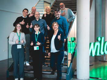Stipendiatinnen und Stipendiaten im Foyer des Wilo Pioneer Cube