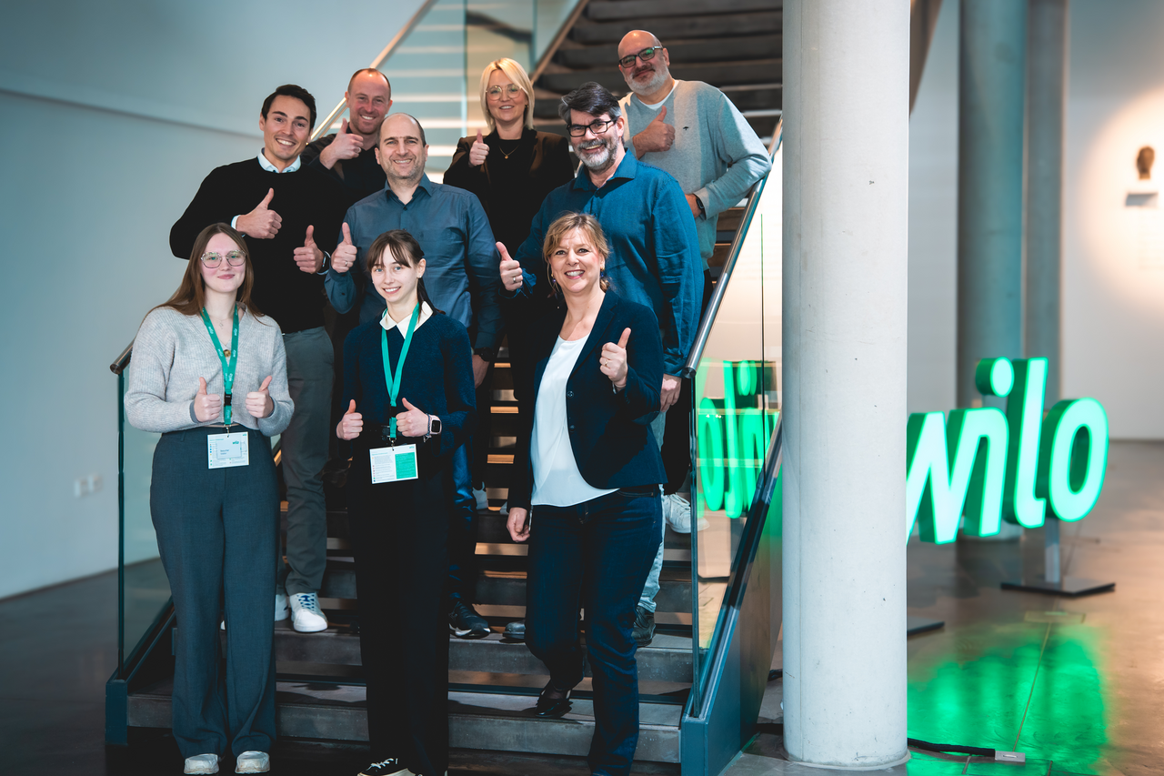 Stipendiatinnen und Stipendiaten im Foyer des Wilo Pioneer Cube