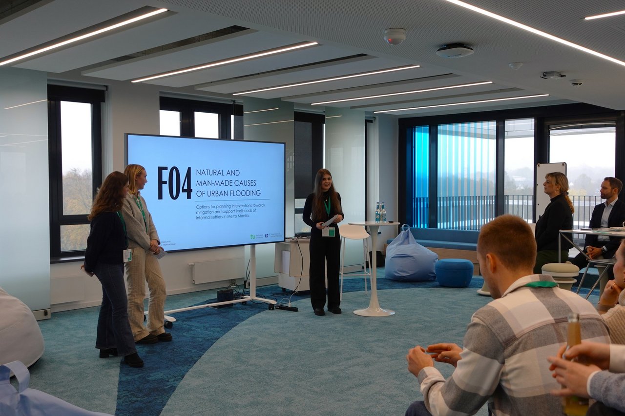 Studierende halten eine Präsentation im Networking Cube auf dem Wilopark