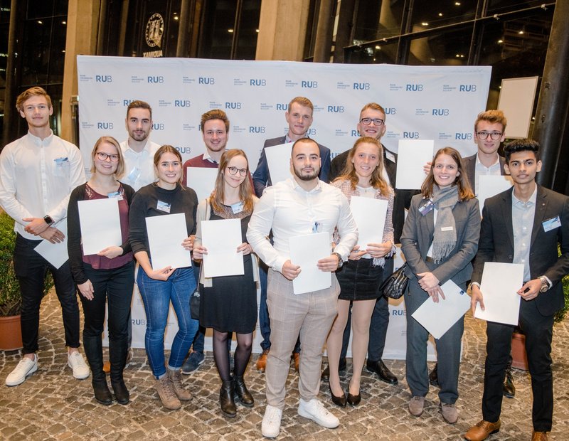 Bochumer Studierende freuen sich über Deutschland&shy;stipendium