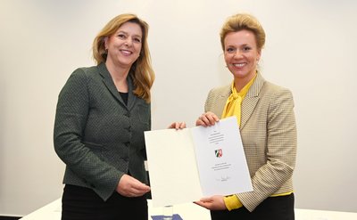 Evi Hoch (Stiftungsvorstand Wilo-Foundation) erhält die Urkunde als Mitglied des Hochschulrates der Fachhochschule Dortmund