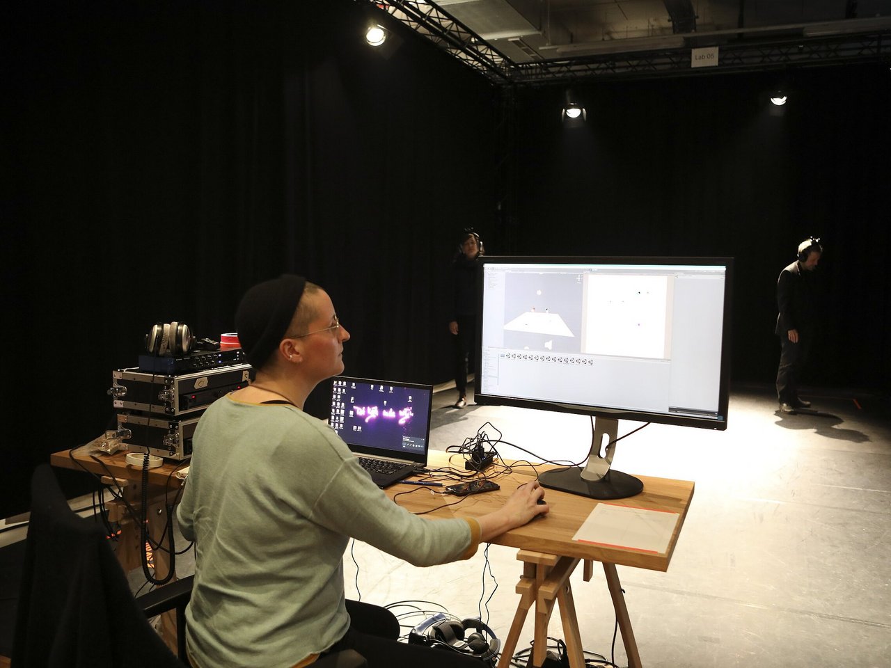 Szenografin Ariane Trümper kreiert performative Installationen, Bühnenbilder und Medienarbeiten an einem PC