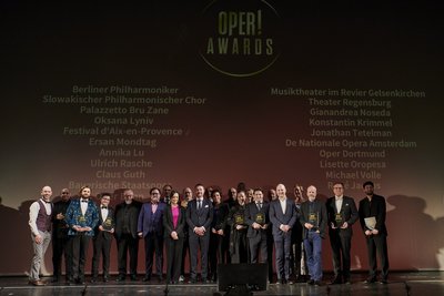Die Preisträger des Abends beim gemeinsamen Gruppenbild bei der Preisverleihung des OPER!AWARDs