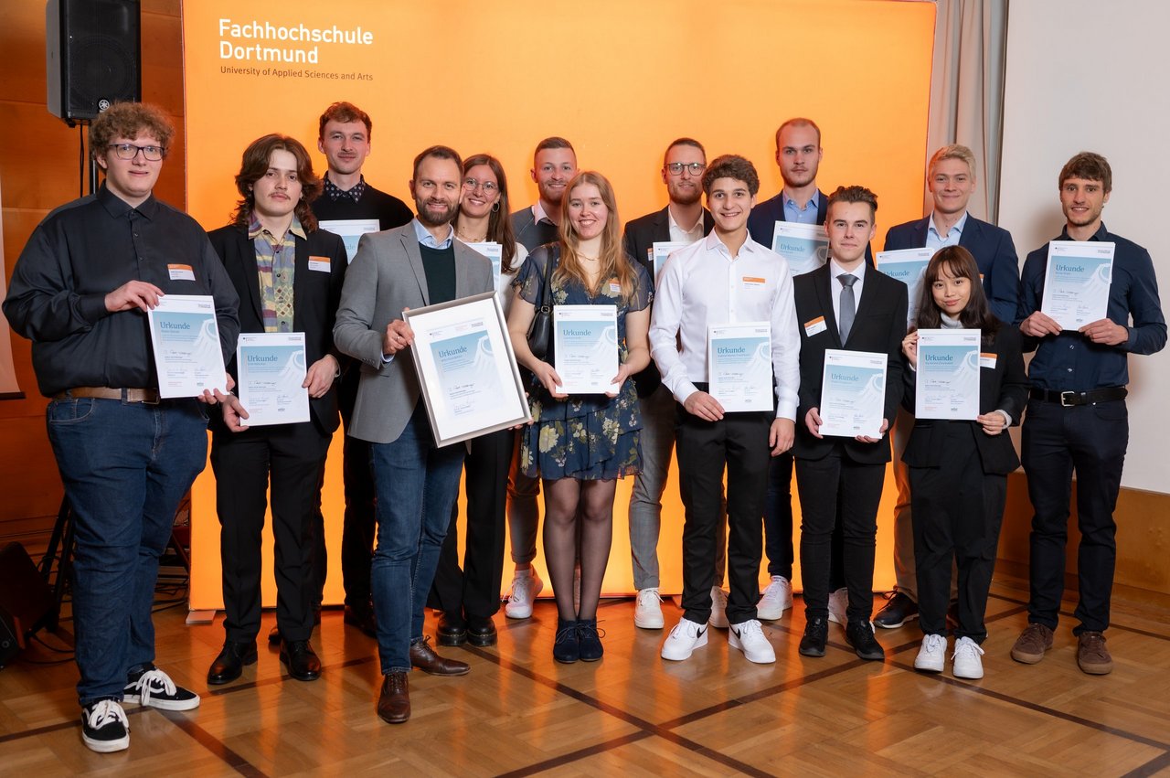 Stipendiaten der Fachhochschule Dortmund mit David Höltgen (Wilo-Foundation)