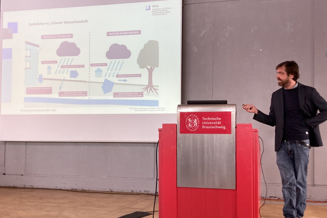 Andreas Aicher vom Institut für nachhaltige Wassersysteme (inwa) der HAW Hof hält eine Präsentation