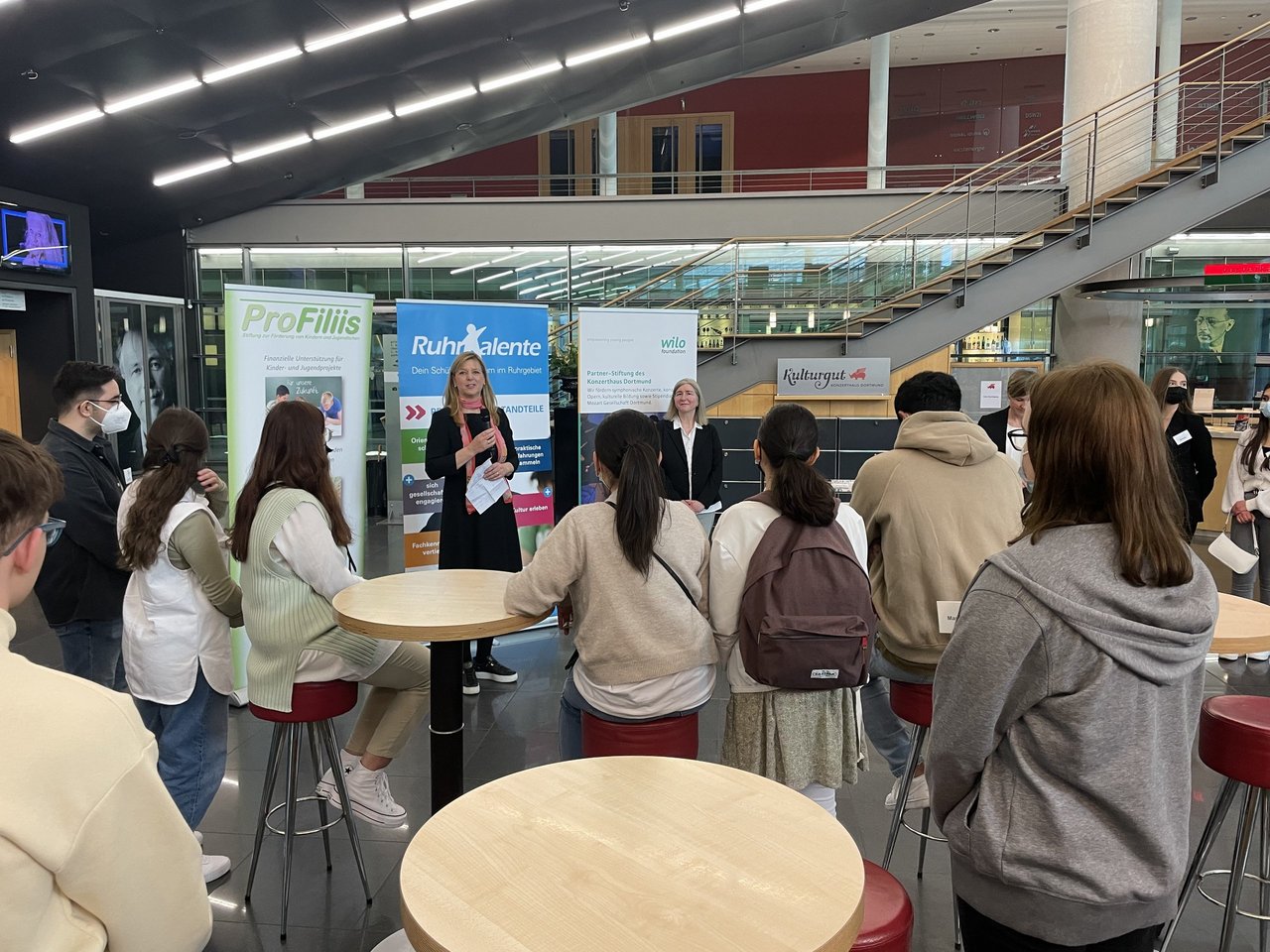 Evi Hoch begrüßt die Schülerinnen und Schüler im Foyer des Konzerthaus Dortmund